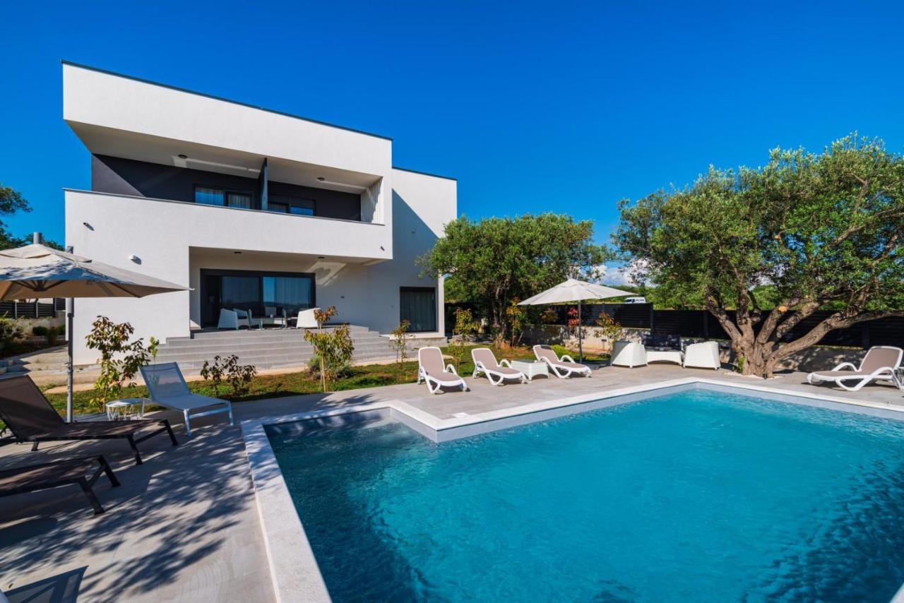 Crowonder Sun Dance Apartments With Heated Swimming Pool Seaview And Garden Sveti Filip i Jakov Exterior foto