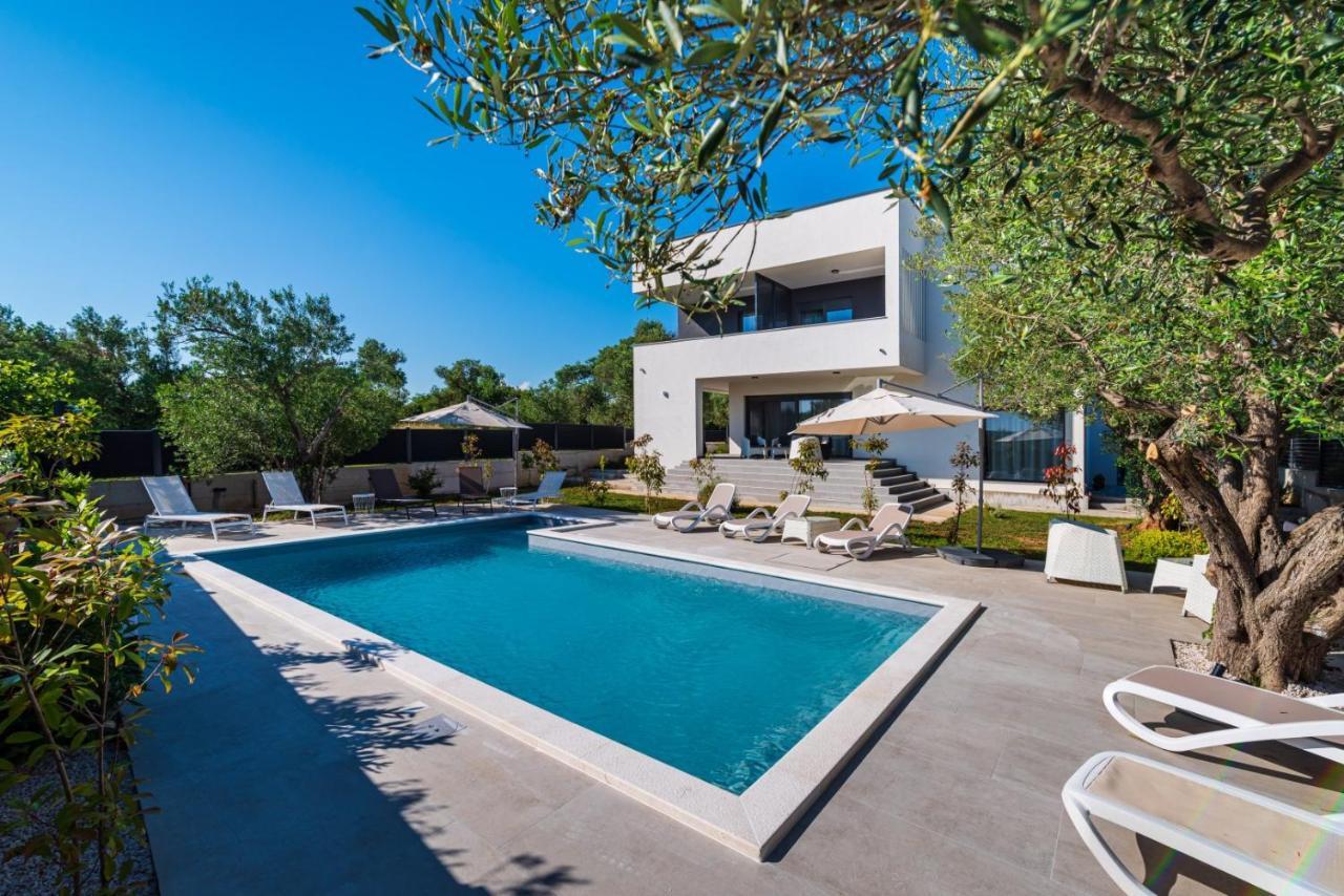 Crowonder Sun Dance Apartments With Heated Swimming Pool Seaview And Garden Sveti Filip i Jakov Exterior foto