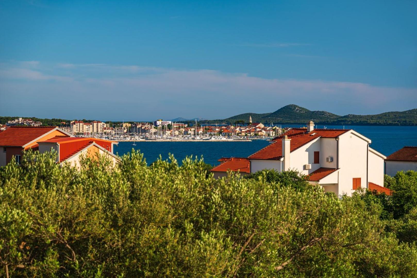 Crowonder Sun Dance Apartments With Heated Swimming Pool Seaview And Garden Sveti Filip i Jakov Exterior foto